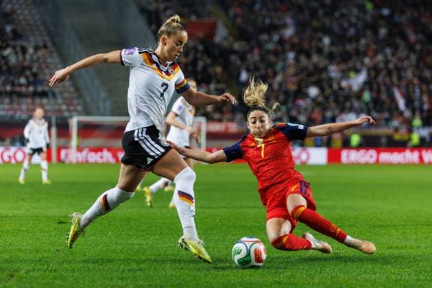 Giulia Gwinn (Deutschland) im Zweikampf mit Olga Carmona Garcia (Spanien), Deutschland vs Spanien Fussball, UEFA Womens Nations League, Finale, Saison 2025 2026, 28.11.2025 Deutschland vs Spanien Fussball, UEFA Womens Nations League, Finale, Saison 2025 2026, 28.11.2025 Copyright: xEibner-Pressefoto AlexanderxNeisx EP_ANS