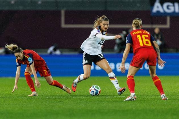 Selina Cerci (Deutschland) im Zweikampf mit Olga Carmona Garcia (Spanien) und Maria Leon (Spanien), Deutschland vs Spanien Fussball, UEFA Womens Nations League, Finale, Saison 2025 2026, 28.11.2025 Deutschland vs Spanien Fussball, UEFA Womens Nations League, Finale, Saison 2025 2026, 28.11.2025 Copyright: xEibner-Pressefoto AlexanderxNeisx EP_ANS
