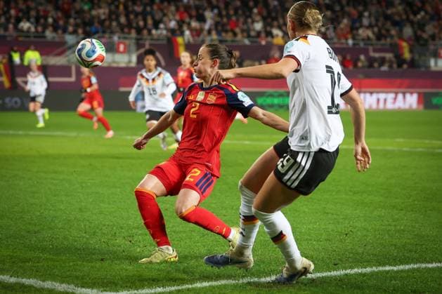 Klara Buehl 19 (Deutschland) in Aktion gegen Ona Batlle 2 (Spanien Seleccion Espanola Femenina de Futbol), Deutschland vs. Spanien, Fussball, Frauen, UEFA, Women™s Nations League, Saison 2025 2026, Finale - Runde 1 von 2, 28.11.2025 Kaiserslautern Rheinland-Pfalz Deutschland