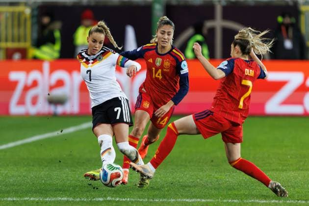 Giulia Gwinn (Deutschland) im Zweikampf mit Laia Aleixandri (Spanien) und Olga Carmona Garcia (Spanien), Deutschland vs Spanien Fussball, UEFA Womens Nations League, Finale, Saison 2025 2026, 28.11.2025 Deutschland vs Spanien Fussball, UEFA Womens Nations League, Finale, Saison 2025 2026, 28.11.2025 Copyright: xEibner-Pressefoto AlexanderxNeisx EP_ANS