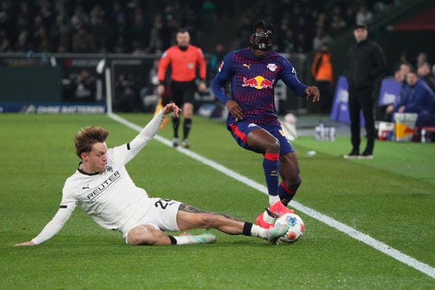 Fussball, 1.BL Saison 2025 2026 Borussia Mönchengladbach vs RB Leipzig , 28.11.2025, Stadion im Borussia Park Mönchengladbach, luca netz, Borussia Mönchengladbach Yan Diomande, RB Leipzig,