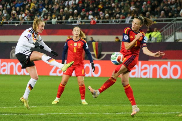 28.11.2025, xgrfx, Fussball UEFA Women s Nations League Finale Hinspiel , Deutschland - Spanien v.l. Janina Minge (Deutsche Frauennationalmannschaft), Irene Paredes (Spanien) (DFL DFB REGULATIONS PROHIBIT ANY USE OF PHOTOGRAPHS as IMAGE SEQUENCES and or QUASI-VIDEO) Kaiserslautern