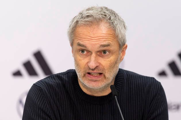 Bundestrainer Christian WUECK (WÜCK) (GER), mi., bei der Pressekonferenz, konzentriert, ernst, Portrait, Portraet, Einzelbild, UEFA Women™s Nations League, Finale, Hinspiel, Deutschland (GER) - Spanien (ESP), Endstand 0-0 am 28.11.2025 im Fritz-Walter-Stadion in Kaiserslautern Deutschland. UEFA regulations prohibit any use of photographs as image sequences and or quasi-video Â