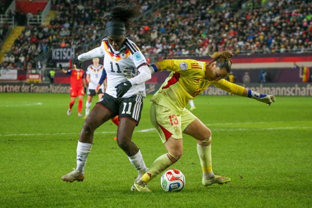 28.11.2025, xgrfx, Fussball UEFA Women s Nations League Finale Hinspiel , Deutschland - Spanien v.l. Nicole Anyomi (Deutsche Frauennationalmannschaft), Cata Coll (Spanien) (DFL DFB REGULATIONS PROHIBIT ANY USE OF PHOTOGRAPHS as IMAGE SEQUENCES and or QUASI-VIDEO) Kaiserslautern