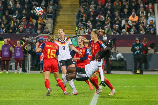 28.11.2025, xgrfx, Fussball UEFA Women s Nations League Finale Hinspiel , Deutschland - Spanien v.l. Mapi Leon (Spanien), Nicole Anyomi (Deutsche Frauennationalmannschaft) (DFL DFB REGULATIONS PROHIBIT ANY USE OF PHOTOGRAPHS as IMAGE SEQUENCES and or QUASI-VIDEO) Kaiserslautern