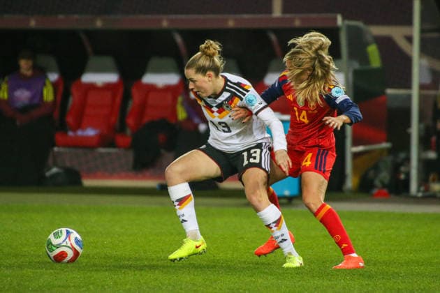 28.11.2025, xgrfx, Fussball UEFA Women s Nations League Finale Hinspiel , Deutschland - Spanien v.l. Alara (Deutsche Frauennationalmannschaft), Laia Aleixandri (Spanien) (DFL DFB REGULATIONS PROHIBIT ANY USE OF PHOTOGRAPHS as IMAGE SEQUENCES and or QUASI-VIDEO) Kaiserslautern