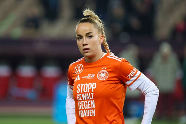 Kaiserslautern, Deutschland 28. November 2025: UEFA Nations League Women - Finale Hinrunde - 2025 - Deutschland vs. Spanien Im Bild: Giulia Gwinn (Deutschland) beim Warm-Up in Kaiserslautern Fritz-Walter-Stadion Rheinland Pfalz Copyright: xFotostandx xFantinix