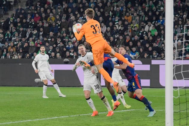Moritz Nicolas (Moenchengladbach 33) vereitelt Torchance Leipzig 28.11.2025 Fussball Borussia Moenchengladbach vs RB Leipzig, Borussia-Park, Moenchengladbach, DFB DFL REGULATIONS PROHIBIT ANY USE OF PHOTOGRAPHS AS IMAGE SEQUENCES AND OR QUASI-VIDEO