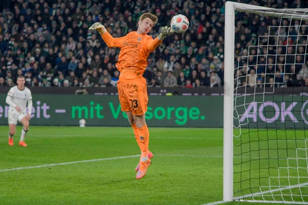 Moritz Nicolas (Moenchengladbach 33) vereitelt Torchance von Leipzig 28.11.2025 Fussball Borussia Moenchengladbach vs RB Leipzig, Borussia-Park, Moenchengladbach, DFB DFL REGULATIONS PROHIBIT ANY USE OF PHOTOGRAPHS AS IMAGE SEQUENCES AND OR QUASI-VIDEO