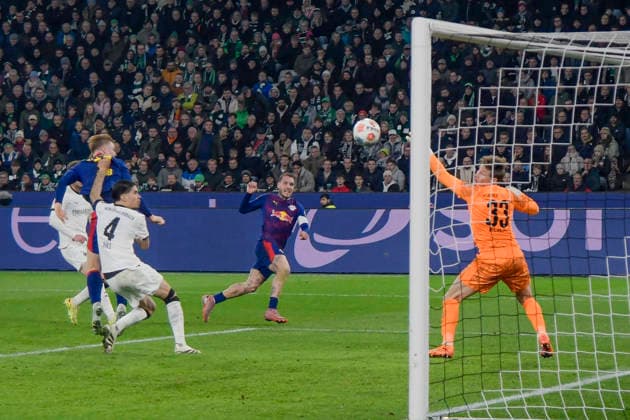 Strafraumszene Torchance von David Raum (Leipzig 22), er trifft den Pfosten 28.11.2025 Fussball Borussia Moenchengladbach vs RB Leipzig, Borussia-Park, Moenchengladbach, DFB DFL REGULATIONS PROHIBIT ANY USE OF PHOTOGRAPHS AS IMAGE SEQUENCES AND OR QUASI-VIDEO