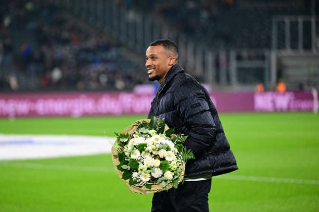 28.11.2025; Moenchengladbach; Fussball, Herren, Saison 2025 2026, Borussia Moenchengladbach vs. RB Leipzig Alassane Plea war sichtlich bewegt nach seiner offiziellen Verabschiedung DFL regulations prohibit any use of photographs as image sequences and or quasi-video. Borussia-Park NRW Deutschland