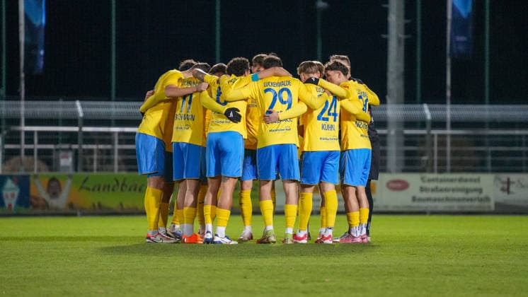 Fußball, Herren, Saison 2025 2026, Regionalliga Nordost, 17. Spieltag, FSV 63 Luckenwalde vs. ZFC Meuselwitz, Freitag 28.11.2025, Werner-Seelenbinder-Stadion Luckenwalde, Im Bild: Der Mannschaftskreis des FSV 63 Luckenwalde vor Spielbeginn Brandenburg Deutschland