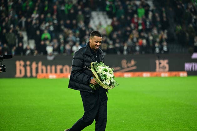 28.11.2025; Moenchengladbach; Fussball, Herren, Saison 2025 2026, Borussia Moenchengladbach vs. RB Leipzig Alassane Plea war sichtlich bewegt nach seiner offiziellen Verabschiedung DFL regulations prohibit any use of photographs as image sequences and or quasi-video. Borussia-Park NRW Deutschland