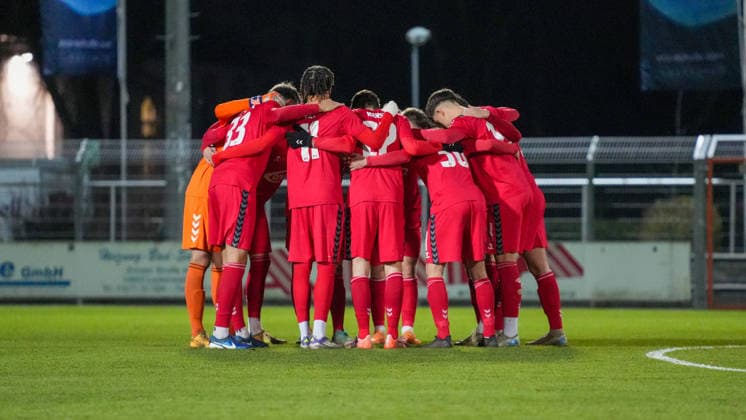 Fußball, Herren, Saison 2025 2026, Regionalliga Nordost, 17. Spieltag, FSV 63 Luckenwalde vs. ZFC Meuselwitz, Freitag 28.11.2025, Werner-Seelenbinder-Stadion Luckenwalde, Im Bild: Der Mannschaftskreis des ZFC Meuselwitz vor Spielbeginn. Brandenburg Deutschland
