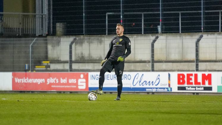 Fußball, Herren, Saison 2025 2026, Regionalliga Nordost, 17. Spieltag, FSV 63 Luckenwalde vs. ZFC Meuselwitz, Freitag 28.11.2025, Werner-Seelenbinder-Stadion Luckenwalde, Im Bild: Florian Palmowski (Luckenwalde) Brandenburg Deutschland