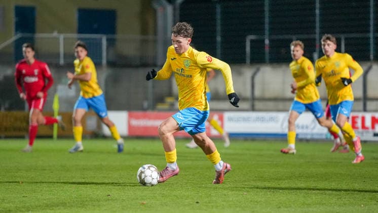 Fußball, Herren, Saison 2025 2026, Regionalliga Nordost, 17. Spieltag, FSV 63 Luckenwalde vs. ZFC Meuselwitz, Freitag 28.11.2025, Werner-Seelenbinder-Stadion Luckenwalde, Im Bild: Len Neumann (Luckenwalde) Brandenburg Deutschland