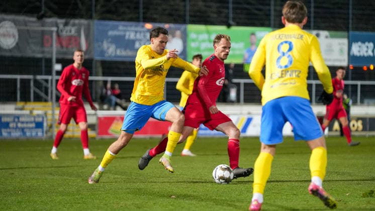 Fußball, Herren, Saison 2025 2026, Regionalliga Nordost, 17. Spieltag, FSV 63 Luckenwalde vs. ZFC Meuselwitz, Freitag 28.11.2025, Werner-Seelenbinder-Stadion Luckenwalde, Im Bild: Simon Gollnack (l. Luckenwalde) und Rene Eckhardt (r. Meuselwitz) Brandenburg Deutschland