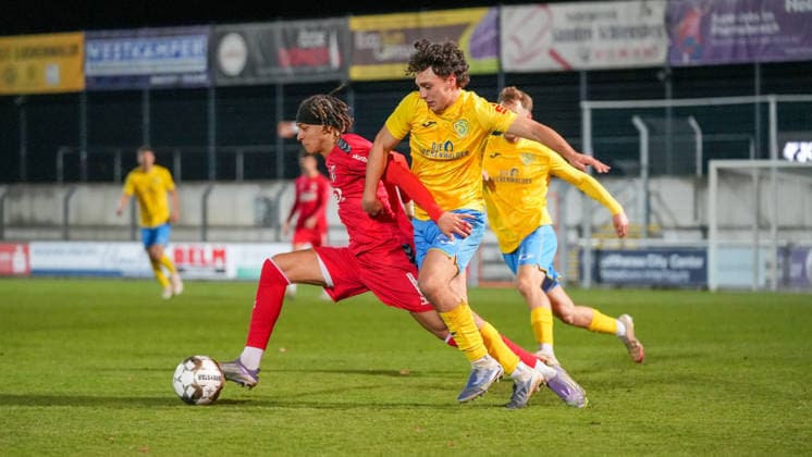 Fußball, Herren, Saison 2025 2026, Regionalliga Nordost, 17. Spieltag, FSV 63 Luckenwalde vs. ZFC Meuselwitz, Freitag 28.11.2025, Werner-Seelenbinder-Stadion Luckenwalde, Im Bild: Elias Oke (l. Meuselwitz) und Max Hathaway (r. Luckenwalde) Brandenburg Deutschland