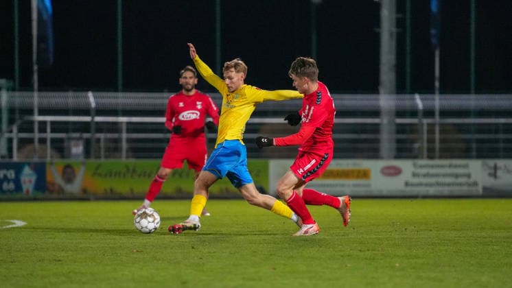 Fußball, Herren, Saison 2025 2026, Regionalliga Nordost, 17. Spieltag, FSV 63 Luckenwalde vs. ZFC Meuselwitz, Freitag 28.11.2025, Werner-Seelenbinder-Stadion Luckenwalde, Im Bild: Fabio Schneider (l. Luckenwalde) und Florian Hansch (r. Meuselwitz) Brandenburg Deutschland