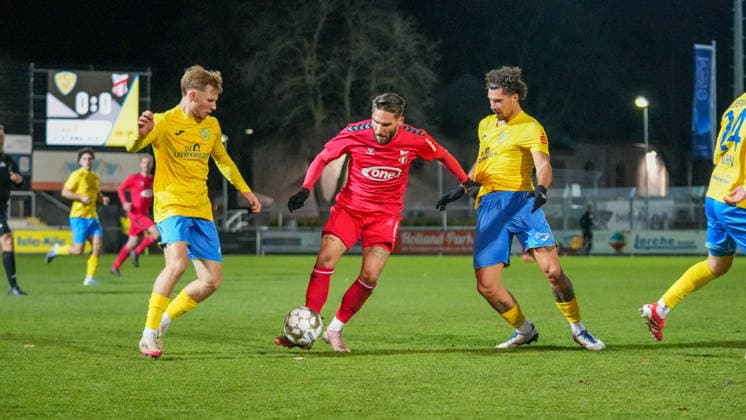 Fußball, Herren, Saison 2025 2026, Regionalliga Nordost, 17. Spieltag, FSV 63 Luckenwalde vs. ZFC Meuselwitz, Freitag 28.11.2025, Werner-Seelenbinder-Stadion Luckenwalde, Im Bild: Fabio Schneider (l. Luckenwalde), Andy Trübenbach (m. Meuselwitz) und Andreas Pollasch (r. Luckenwalde) Brandenburg Deutschland
