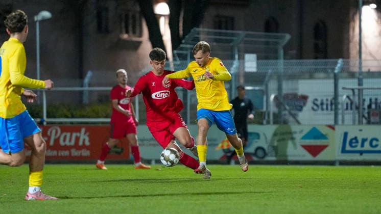 Fußball, Herren, Saison 2025 2026, Regionalliga Nordost, 17. Spieltag, FSV 63 Luckenwalde vs. ZFC Meuselwitz, Freitag 28.11.2025, Werner-Seelenbinder-Stadion Luckenwalde, Im Bild: Christoph Pauling (l. Meuselwitz) und Fabio Schneider (r. Luckenwalde) Brandenburg Deutschland