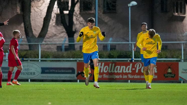 Fußball, Herren, Saison 2025 2026, Regionalliga Nordost, 17. Spieltag, FSV 63 Luckenwalde vs. ZFC Meuselwitz, Freitag 28.11.2025, Werner-Seelenbinder-Stadion Luckenwalde, Im Bild: Tim Maciejewski (Luckenwalde) jubelt über seinen Führungstreffer. Brandenburg Deutschland