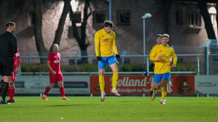 Fußball, Herren, Saison 2025 2026, Regionalliga Nordost, 17. Spieltag, FSV 63 Luckenwalde vs. ZFC Meuselwitz, Freitag 28.11.2025, Werner-Seelenbinder-Stadion Luckenwalde, Im Bild: Tim Maciejewski (Luckenwalde) jubelt über seinen Führungstreffer. Brandenburg Deutschland