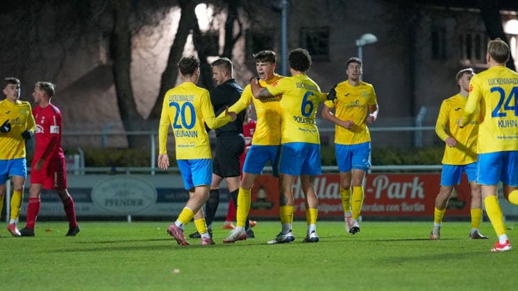 Fußball, Herren, Saison 2025 2026, Regionalliga Nordost, 17. Spieltag, FSV 63 Luckenwalde vs. ZFC Meuselwitz, Freitag 28.11.2025, Werner-Seelenbinder-Stadion Luckenwalde, Im Bild: Jubel beim FSV 63 Luckenwalde nach der Führung. Brandenburg Deutschland