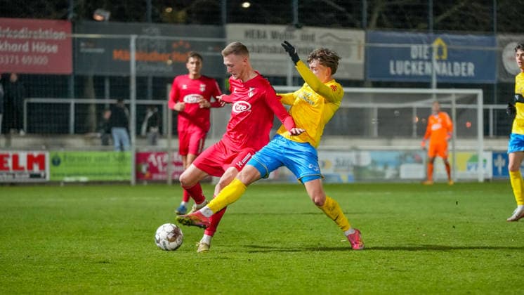 Fußball, Herren, Saison 2025 2026, Regionalliga Nordost, 17. Spieltag, FSV 63 Luckenwalde vs. ZFC Meuselwitz, Freitag 28.11.2025, Werner-Seelenbinder-Stadion Luckenwalde, Im Bild: Hendrik Wurr (l. Meuselwitz) und Tim Schleinitz (r. Luckenwalde) Brandenburg Deutschland
