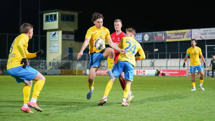 Fußball, Herren, Saison 2025 2026, Regionalliga Nordost, 17. Spieltag, FSV 63 Luckenwalde vs. ZFC Meuselwitz, Freitag 28.11.2025, Werner-Seelenbinder-Stadion Luckenwalde, Im Bild: Max Hathaway (Luckenwalde), Hendrik Wurr (Meuselwitz) und Jonas Kühn (Luckenwalde) Brandenburg Deutschland