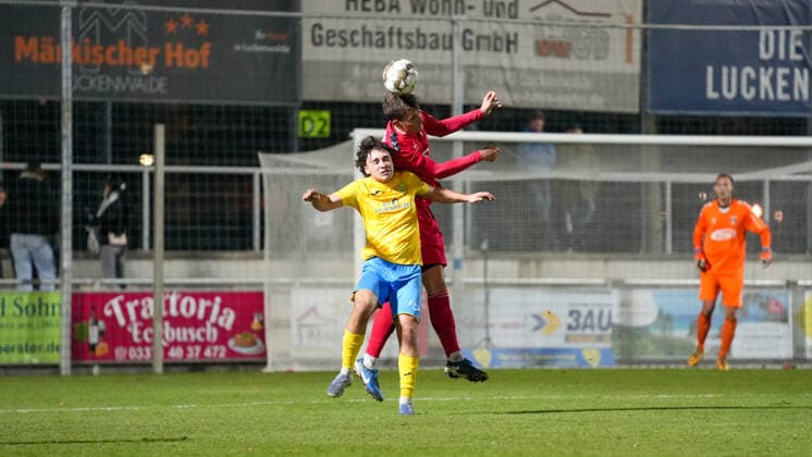 Fußball, Herren, Saison 2025 2026, Regionalliga Nordost, 17. Spieltag, FSV 63 Luckenwalde vs. ZFC Meuselwitz, Freitag 28.11.2025, Werner-Seelenbinder-Stadion Luckenwalde, Im Bild: Max Hathaway (l. Luckenwalde) und Leon Schmökel (r. Meuselwitz) Brandenburg Deutschland