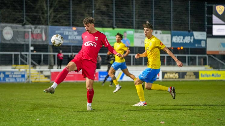 Fußball, Herren, Saison 2025 2026, Regionalliga Nordost, 17. Spieltag, FSV 63 Luckenwalde vs. ZFC Meuselwitz, Freitag 28.11.2025, Werner-Seelenbinder-Stadion Luckenwalde, Im Bild: Christoph Pauling (l. Meuselwitz) und Quentin Seidel (r. Luckenwalde) Brandenburg Deutschland