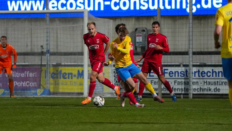 Fußball, Herren, Saison 2025 2026, Regionalliga Nordost, 17. Spieltag, FSV 63 Luckenwalde vs. ZFC Meuselwitz, Freitag 28.11.2025, Werner-Seelenbinder-Stadion Luckenwalde, Im Bild: Fritz Schröder (gelb, Luckenwalde) wird im Strafraum gefoult. Brandenburg Deutschland