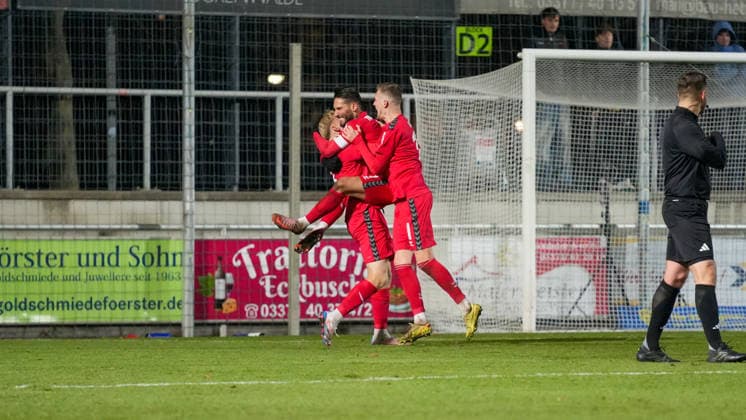 Fußball, Herren, Saison 2025 2026, Regionalliga Nordost, 17. Spieltag, FSV 63 Luckenwalde vs. ZFC Meuselwitz, Freitag 28.11.2025, Werner-Seelenbinder-Stadion Luckenwalde, Im Bild: Jubel beim ZFC Meuselwitz um Andy Trübenbach nach dem Last-Minute-Ausgleichstreffer per Elfmeter. Brandenburg Deutschland