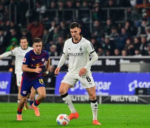 28.11.2025; Moenchengladbach; Fussball, Herren, Saison 2025 2026, Borussia Moenchengladbach vs. RB Leipzig Yannik Engelhardt (Gladbach); im Hintergrund links Christoph Baumgartner (Leipzig) DFL regulations prohibit any use of photographs as image sequences and or quasi-video. Borussia-Park NRW Deutschland
