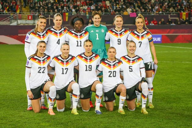 28.11.2025, xgrfx, Fussball UEFA Women s Nations League Finale Hinspiel , Deutschland - Spanien v.l. Teamfoto (Deutsche Frauennationalmannschaft) (DFL DFB REGULATIONS PROHIBIT ANY USE OF PHOTOGRAPHS as IMAGE SEQUENCES and or QUASI-VIDEO) Kaiserslautern