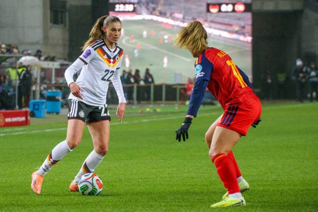 28.11.2025, xgrfx, Fussball UEFA Women s Nations League Finale Hinspiel , Deutschland - Spanien v.l. Jule Brand (Deutsche Frauennationalmannschaft), Laia Aleixandri (Spanien) (DFL DFB REGULATIONS PROHIBIT ANY USE OF PHOTOGRAPHS as IMAGE SEQUENCES and or QUASI-VIDEO) Kaiserslautern
