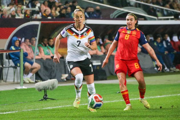 28.11.2025, xgrfx, Fussball UEFA Women s Nations League Finale Hinspiel , Deutschland - Spanien v.l. Giulia Gwinn (Deutsche Frauennationalmannschaft), Mariona Caldentey (Spanien) (DFL DFB REGULATIONS PROHIBIT ANY USE OF PHOTOGRAPHS as IMAGE SEQUENCES and or QUASI-VIDEO) Kaiserslautern