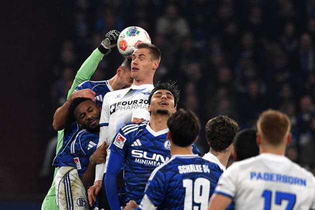 Torwart Loris Karius (FC Schalke 04) und Steffen Tigges (SC Paderborn 07) im Zweikampf waehrend des Spiels der 2. Bundesliga zwischen FC Schalke 04 und SC Paderborn 07, Veltins-Arena am 28. November 2025 in Gelsenkirchen, Deutschland. (Foto von Ralf Treese DeFodi Images) +++ Torwart Loris Karius (FC Schalke 04) und Steffen Tigges (SC Paderborn 07) battle for the ball during the 2. Bundesliga match between FC Schalke 04 and SC Paderborn 07 at Veltins-Arena on November 28, 2025 in Gelsenkirchen, Germany. (Photo by Ralf Treese DeFodi Images) (Photo by Ralf Treese DeFodi Images)