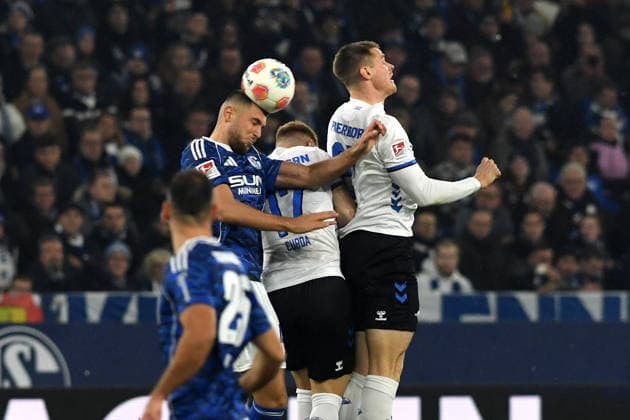 Hasan Kurucay (FC Schalke 04) und Steffen Tigges (SC Paderborn 07) im Zweikampf waehrend des Spiels der 2. Bundesliga zwischen FC Schalke 04 und SC Paderborn 07, Veltins-Arena am 28. November 2025 in Gelsenkirchen, Deutschland. (Foto von Ralf Treese DeFodi Images) +++ Hasan Kurucay (FC Schalke 04) und Steffen Tigges (SC Paderborn 07) battle for the ball during the 2. Bundesliga match between FC Schalke 04 and SC Paderborn 07 at Veltins-Arena on November 28, 2025 in Gelsenkirchen, Germany. (Photo by Ralf Treese DeFodi Images) (Photo by Ralf Treese DeFodi Images)