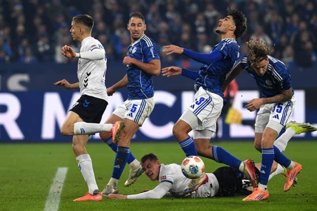 Nikola Katic (FC Schalke 04), Steffen Tigges (SC Paderborn 07), Mertcan Ayhan (FC Schalke 04) und Mika Wallentowitz (FC Schalke 04) im Zweikampf waehrend des Spiels der 2. Bundesliga zwischen FC Schalke 04 und SC Paderborn 07, Veltins-Arena am 28. November 2025 in Gelsenkirchen, Deutschland. (Foto von Ralf Treese DeFodi Images) +++ Nikola Katic (FC Schalke 04), Steffen Tigges (SC Paderborn 07), Mertcan Ayhan (FC Schalke 04) und Mika Wallentowitz (FC Schalke 04) battle for the ball during the 2. Bundesliga match between FC Schalke 04 and SC Paderborn 07 at Veltins-Arena on November 28, 2025 in Gelsenkirchen, Germany. (Photo by Ralf Treese DeFodi Images) (Photo by Ralf Treese DeFodi Images)