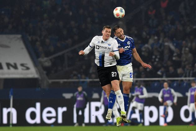 Steffen Tigges (SC Paderborn 07) und Nikola Katic (FC Schalke 04) im Zweikampf waehrend des Spiels der 2. Bundesliga zwischen FC Schalke 04 und SC Paderborn 07, Veltins-Arena am 28. November 2025 in Gelsenkirchen, Deutschland. (Foto von Ralf Treese DeFodi Images) +++ Steffen Tigges (SC Paderborn 07) und Nikola Katic (FC Schalke 04) battle for the ball during the 2. Bundesliga match between FC Schalke 04 and SC Paderborn 07 at Veltins-Arena on November 28, 2025 in Gelsenkirchen, Germany. (Photo by Ralf Treese DeFodi Images) (Photo by Ralf Treese DeFodi Images)