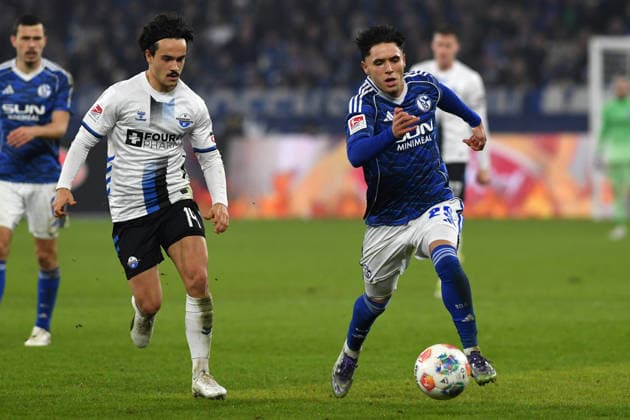 Mika Baur (SC Paderborn 07) und Soufiane El-Faouzi (FC Schalke 04) im Zweikampf waehrend des Spiels der 2. Bundesliga zwischen FC Schalke 04 und SC Paderborn 07, Veltins-Arena am 28. November 2025 in Gelsenkirchen, Deutschland. (Foto von Ralf Treese DeFodi Images) +++ Mika Baur (SC Paderborn 07) und Soufiane El-Faouzi (FC Schalke 04) battle for the ball during the 2. Bundesliga match between FC Schalke 04 and SC Paderborn 07 at Veltins-Arena on November 28, 2025 in Gelsenkirchen, Germany. (Photo by Ralf Treese DeFodi Images) (Photo by Ralf Treese DeFodi Images)