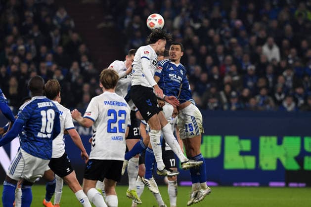 Mika Baur (SC Paderborn 07) und Ron Schallenberg (FC Schalke 04) im Zweikampf waehrend des Spiels der 2. Bundesliga zwischen FC Schalke 04 und SC Paderborn 07, Veltins-Arena am 28. November 2025 in Gelsenkirchen, Deutschland. (Foto von Ralf Treese DeFodi Images) +++ Mika Baur (SC Paderborn 07) und Ron Schallenberg (FC Schalke 04) battle for the ball during the 2. Bundesliga match between FC Schalke 04 and SC Paderborn 07 at Veltins-Arena on November 28, 2025 in Gelsenkirchen, Germany. (Photo by Ralf Treese DeFodi Images) (Photo by Ralf Treese DeFodi Images)