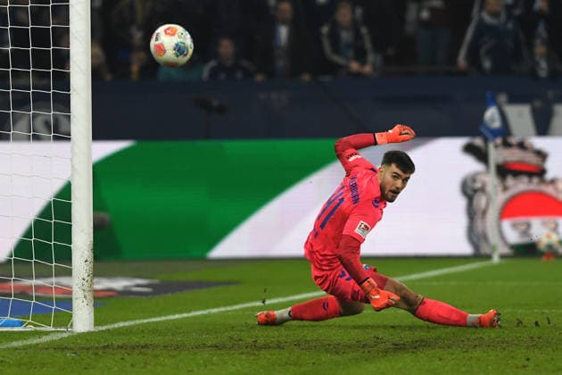 Torwart Dennis Seimen (SC Paderborn 07) schaut waehrend des Spiels der 2. Bundesliga zwischen FC Schalke 04 und SC Paderborn 07, Veltins-Arena am 28. November 2025 in Gelsenkirchen, Deutschland. (Foto von Ralf Treese DeFodi Images) +++ Torwart Dennis Seimen (SC Paderborn 07) looks on during the 2. Bundesliga match between FC Schalke 04 and SC Paderborn 07 at Veltins-Arena on November 28, 2025 in Gelsenkirchen, Germany. (Photo by Ralf Treese DeFodi Images) (Photo by Ralf Treese DeFodi Images)