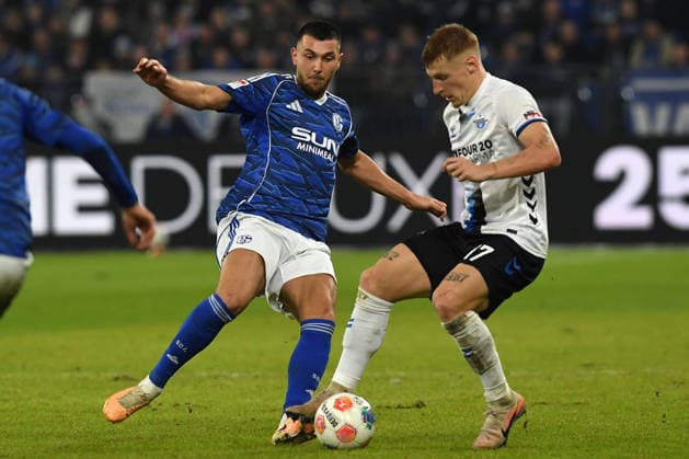 Hasan Kurucay (FC Schalke 04) und Laurin Curda (SC Paderborn 07) im Zweikampf waehrend des Spiels der 2. Bundesliga zwischen FC Schalke 04 und SC Paderborn 07, Veltins-Arena am 28. November 2025 in Gelsenkirchen, Deutschland. (Foto von Ralf Treese DeFodi Images) +++ Hasan Kurucay (FC Schalke 04) und Laurin Curda (SC Paderborn 07) battle for the ball during the 2. Bundesliga match between FC Schalke 04 and SC Paderborn 07 at Veltins-Arena on November 28, 2025 in Gelsenkirchen, Germany. (Photo by Ralf Treese DeFodi Images) (Photo by Ralf Treese DeFodi Images)