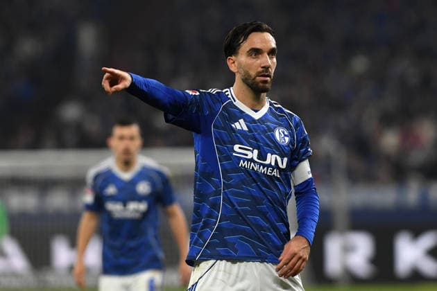 Kenan Karaman (FC Schalke 04) gestikuliert, gestik waehrend des Spiels der 2. Bundesliga zwischen FC Schalke 04 und SC Paderborn 07, Veltins-Arena am 28. November 2025 in Gelsenkirchen, Deutschland. (Foto von Ralf Treese DeFodi Images) +++ Kenan Karaman (FC Schalke 04) gestures during the 2. Bundesliga match between FC Schalke 04 and SC Paderborn 07 at Veltins-Arena on November 28, 2025 in Gelsenkirchen, Germany. (Photo by Ralf Treese DeFodi Images) (Photo by Ralf Treese DeFodi Images)