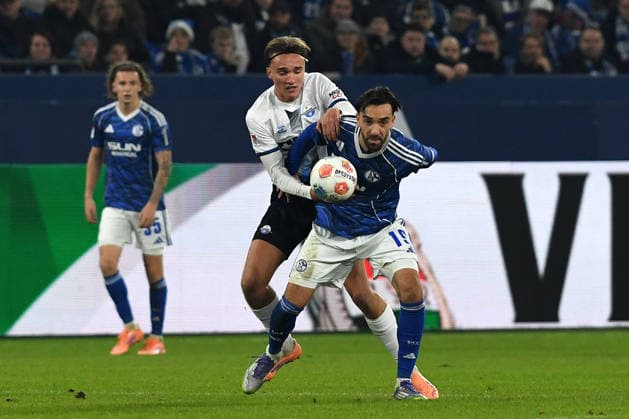 Kenan Karaman (FC Schalke 04) und Luis Engelns (SC Paderborn 07) im Zweikampf waehrend des Spiels der 2. Bundesliga zwischen FC Schalke 04 und SC Paderborn 07, Veltins-Arena am 28. November 2025 in Gelsenkirchen, Deutschland. (Foto von Ralf Treese DeFodi Images) +++ Kenan Karaman (FC Schalke 04) und Luis Engelns (SC Paderborn 07) battle for the ball during the 2. Bundesliga match between FC Schalke 04 and SC Paderborn 07 at Veltins-Arena on November 28, 2025 in Gelsenkirchen, Germany. (Photo by Ralf Treese DeFodi Images) (Photo by Ralf Treese DeFodi Images)
