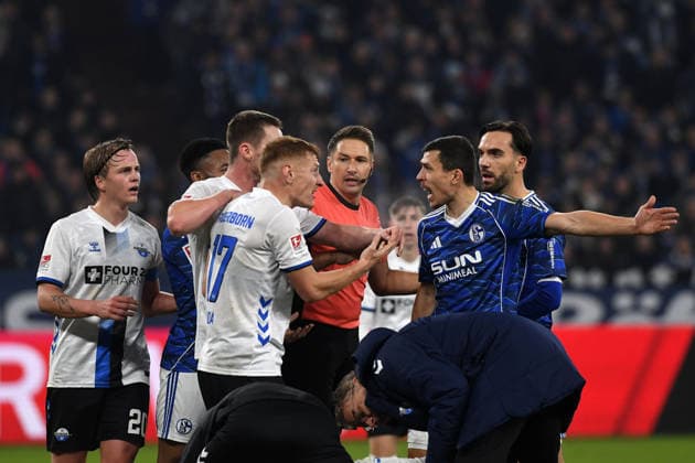 Laurin Curda (SC Paderborn 07) und Ron Schallenberg (FC Schalke 04) gestikuliert, gestik waehrend des Spiels der 2. Bundesliga zwischen FC Schalke 04 und SC Paderborn 07, Veltins-Arena am 28. November 2025 in Gelsenkirchen, Deutschland. (Foto von Ralf Treese DeFodi Images) +++ Laurin Curda (SC Paderborn 07) und Ron Schallenberg (FC Schalke 04) gestures during the 2. Bundesliga match between FC Schalke 04 and SC Paderborn 07 at Veltins-Arena on November 28, 2025 in Gelsenkirchen, Germany. (Photo by Ralf Treese DeFodi Images) (Photo by Ralf Treese DeFodi Images)