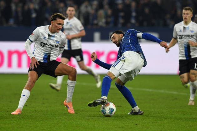 Luis Engelns (SC Paderborn 07) und Kenan Karaman (FC Schalke 04) im Zweikampf waehrend des Spiels der 2. Bundesliga zwischen FC Schalke 04 und SC Paderborn 07, Veltins-Arena am 28. November 2025 in Gelsenkirchen, Deutschland. (Foto von Ralf Treese DeFodi Images) +++ Luis Engelns (SC Paderborn 07) und Kenan Karaman (FC Schalke 04) battle for the ball during the 2. Bundesliga match between FC Schalke 04 and SC Paderborn 07 at Veltins-Arena on November 28, 2025 in Gelsenkirchen, Germany. (Photo by Ralf Treese DeFodi Images) (Photo by Ralf Treese DeFodi Images)